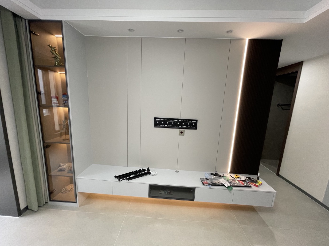 Skin-touch matte wall panel design 54